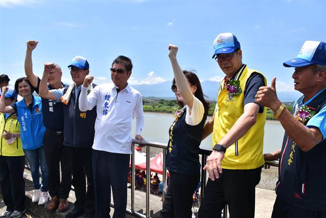 苗栗县竹南镇2023年龙舟锦标赛22日端午节在中港溪登场，苗栗县长锺东锦到场向年轻选手加油。（谢明俊摄）