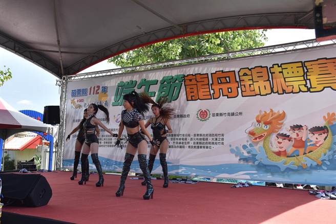 苗栗县竹南镇2023年龙舟锦标赛22日端午节在中港溪登场，辣妹热舞开场。（谢明俊摄）