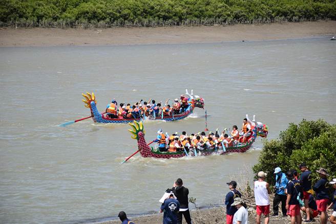苗栗县竹南镇2023年龙舟锦标赛22日端午节在中港溪登场，参赛队伍都须逆风划行。（谢明俊摄）