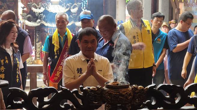 苗栗县竹南镇中港祭江洗港仪式22日端午节下午登场，苗栗县长锺东锦祭拜妈祖祈求县民平安。（读者提供／谢明俊苗栗传真）