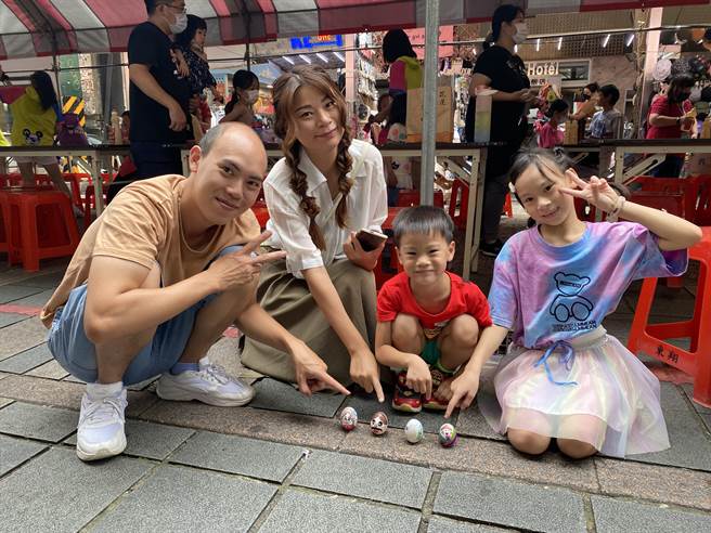 桃园市中坜区中平商圈今办理「彩绘立蛋百发百粽」活动。（蔡明亘摄）