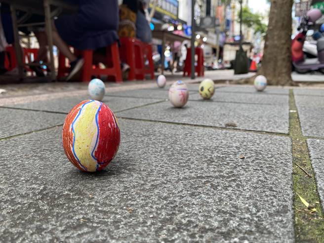 适逢端午节，桃园中坜中平商圈办理彩绘立蛋活动，聚集逾250人到场同乐。（蔡明亘摄）