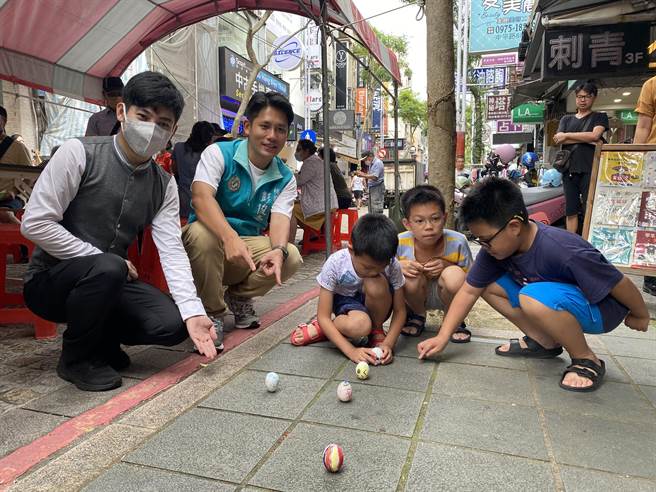 孩子们成功立蛋后相当有成就感。（蔡明亘摄）