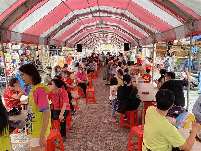 中平商圈理事长刘柏成表示，盼透过多元活动为地方发展及文化传承尽一分心力。（蔡明亘摄）