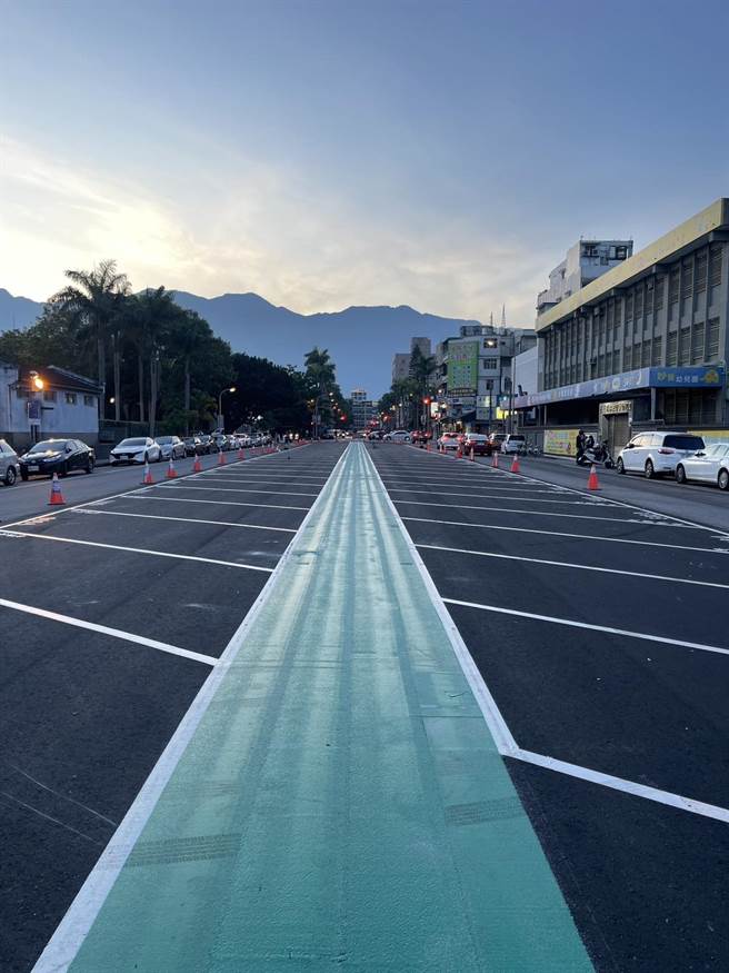 花莲县政府上月将明义街与自由街中间逾100个停车格画上槽化线禁止停车，引发民怨，经建设处赶工刨铺路面、绘制标线，已在端午连假前夕完成工程，即日起开放免费使用。（花莲县政府提供／罗亦晽花莲传真）