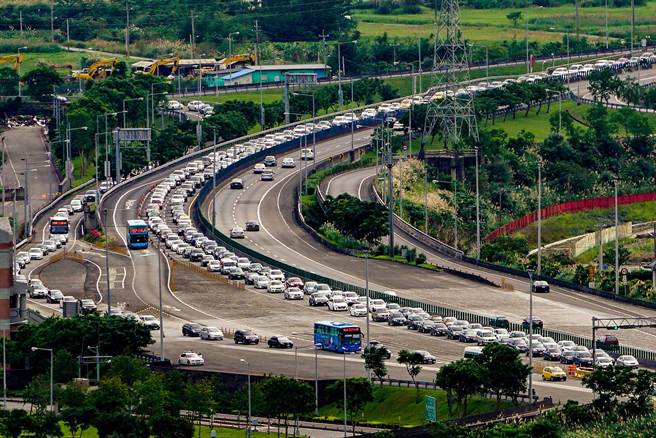 宜蘭縣有約7000名使用國道5號通勤的縣民，縣府向交通部提報3種月票補助方案，但審議後遭保留修正，縣府強調，會盡速修正、補充再提報。圖為國道5號北上段照片。（本報資料照片）