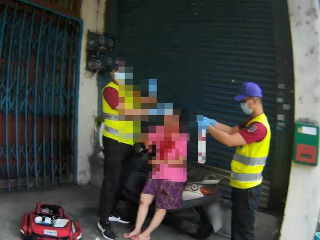 桃园中坜分局员警日前发现81岁陈姓老妇正在被救护人员包扎，须送医但仍为家中老伴着想。（翻摄照片／蔡明亘桃园传真）