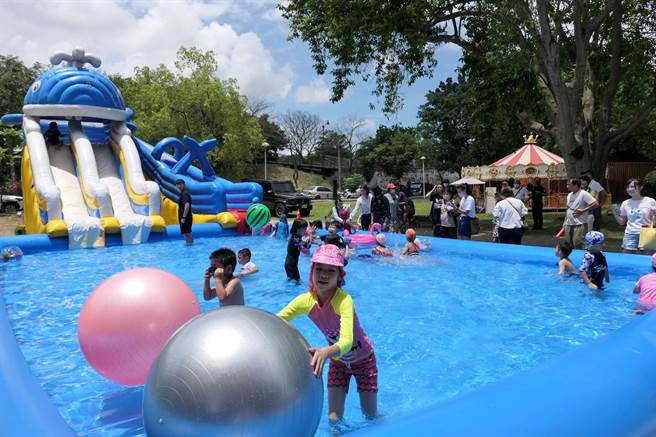 云林县北港水道头文化园区打造水世界，端午连假免费戏水。（张朝欣摄）