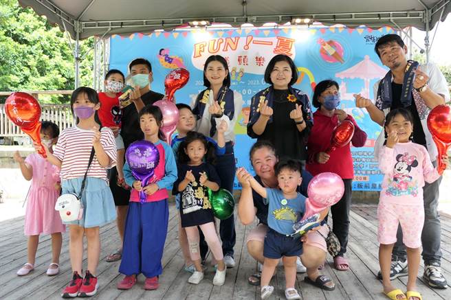 云林县长张丽善（后右三）邀大家来北港水道头戏水，感受多元水世界。（张朝欣摄）