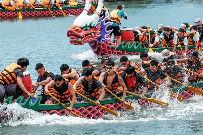 新竹县县长杯龙舟竞赛，新竹县消防局（下）力图雪耻，个个拚战十足。（罗浚滨摄）
