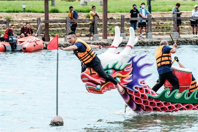 新竹县县长杯龙舟竞赛，旗手夺标的瞬间。（罗浚滨摄）