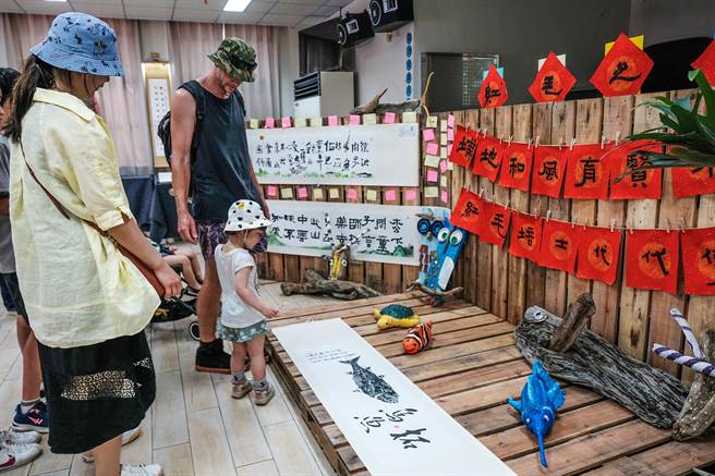 新竹县县长杯龙舟竞赛，埔和国小「端午飨艺」活动，连老外也带家人来欣赏。（罗浚滨摄）