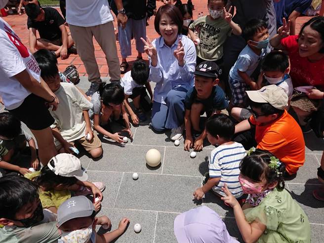 屏東書院慶端午，百人挑戰立蛋。(屏縣府提供)