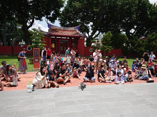 屏東書院慶端午，百人挑戰立蛋。(屏縣府提供)