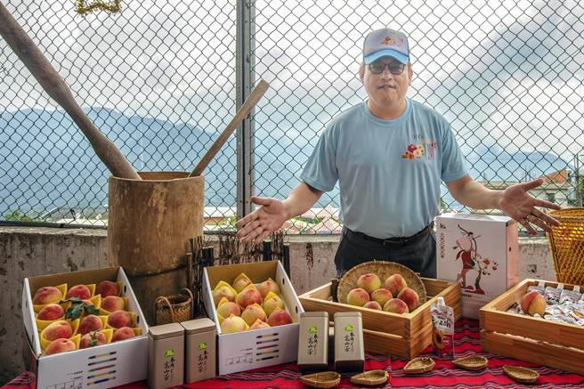 尖石乡长曾国大说，今年水蜜桃产量比去年多，26日将在「泰雅勇士像」前广场举办行销活动，推出第2波线上预购与限量优惠。（罗浚滨摄）