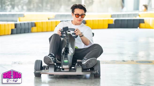王子在體驗卡丁車時自爆童年陰影。（TVBS提供）