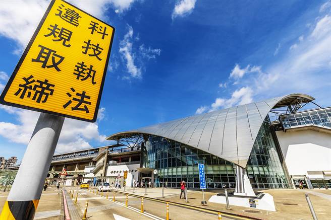 高铁新竹站去年3月执行科技执法后，大幅改善站前的交通乱象。（罗浚滨摄）