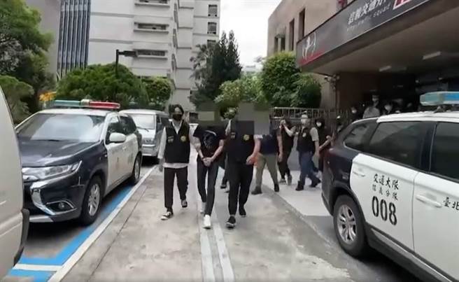 警方将顏姓男子等12人逮捕送办。（翻摄照片／林郁平台北传真）
