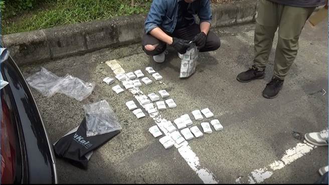 警方查获上千包毒咖啡包及原料等赃证物。（翻摄照片／林郁平台北传真）
