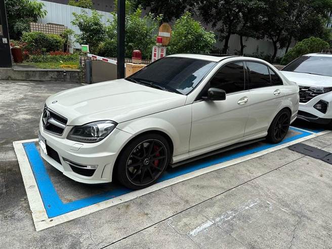 警方将嫌犯的宾士车查扣。（翻摄照片／林郁平台北传真）