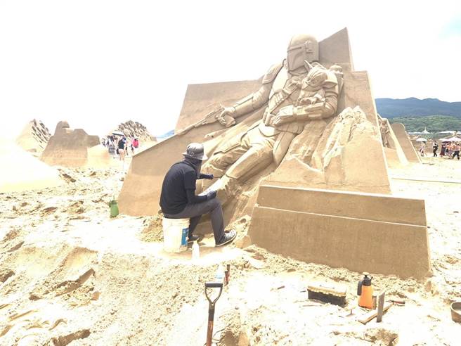 ▲進入酷暑，基隆市衛生局提醒民眾戶外活動需注意防範「熱傷害」。圖為「福隆沙雕藝術季」工作人員在豔陽下工作情形。（徐佑昇攝）