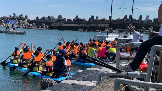 ▲在酷暑環境從事戶外活動，需注意保持涼爽、補充水分，以免造成熱傷害。圖為基隆端午龍舟嘉年華比賽情形。（徐佑昇攝）