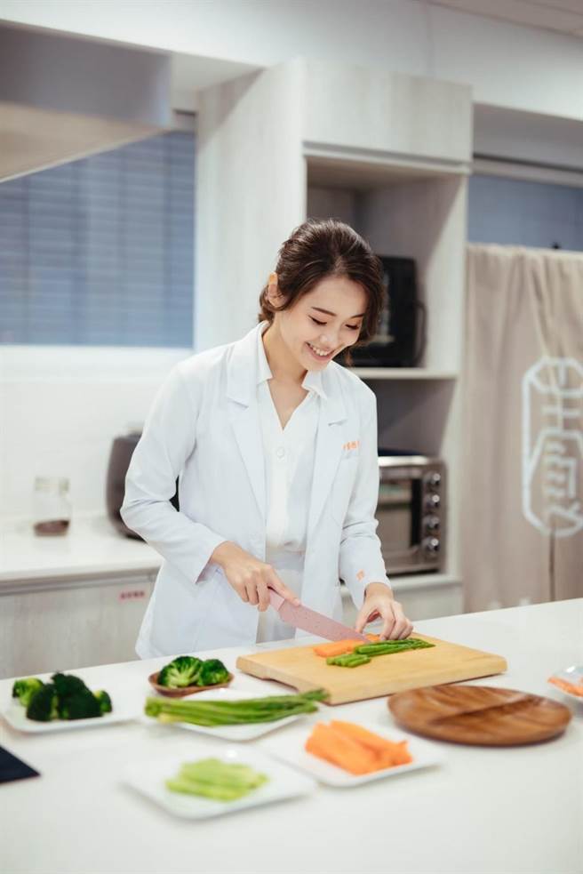 ▲營養師許睿慈建議，面對酷暑造成的身體不適，也可從飲食下手，綠豆、薏仁、苦瓜、蘆筍及西瓜都是不錯的抗暑食物。（許睿慈提供／徐佑昇基隆傳真）