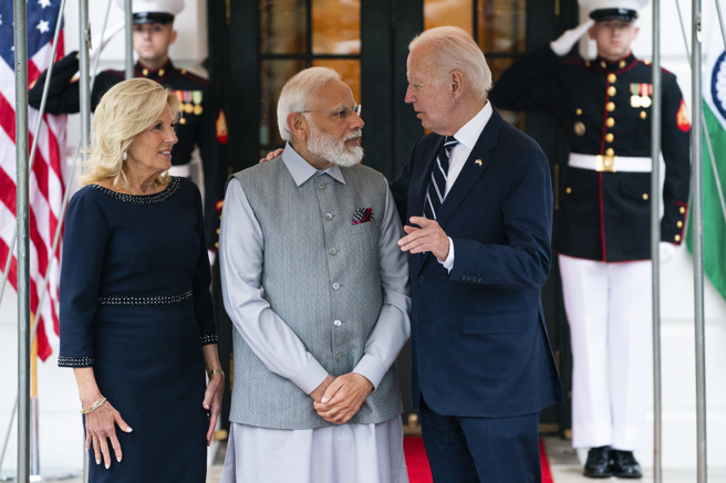 作为人口超过14亿的全球第一人口大国，印度总理莫迪（Narendra Modi）正寻求提高印度在世界舞台的影响力，而拜登也被民主党要求他向莫迪提出人权相关问题。（图/ 美联社）