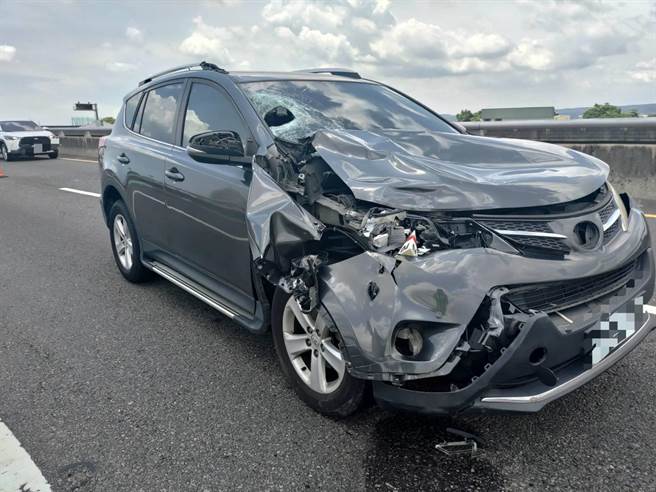 由于撞击力道过猛，陈男的汽车右半部车头几乎全毁，朱男遭撞飞至前方将近20公尺远的路面。(民眾提供／吴建辉彰化传真)