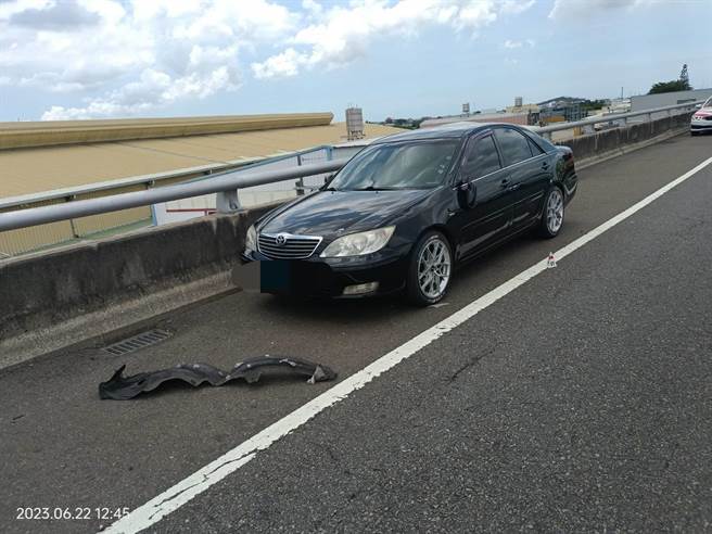 当朱男欲走回驾驶座旁时，遭到后方26岁的陈姓驾驶撞飞。(民眾提供／吴建辉彰化传真)