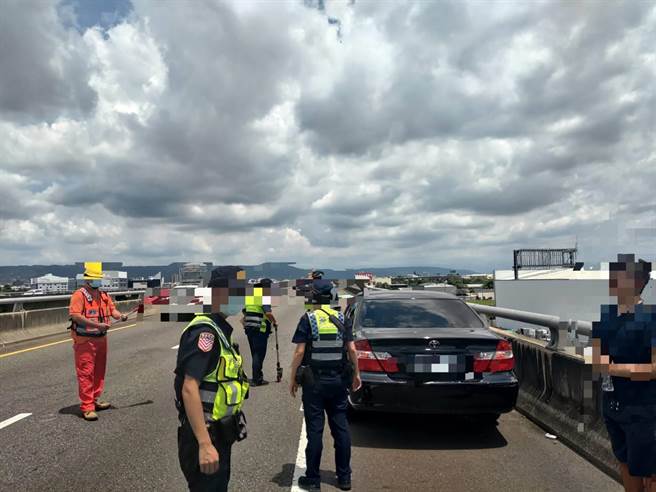 朱男遭撞飞至前方将近20公尺远的路面，经救护车到场研判当场死亡。(民眾提供／吴建辉彰化传真)