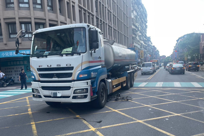 昨（21）日15时许，新北市三重区中正北路与三民街发生一起交通事故，27岁李姓男驾驶油罐车，与69岁黄姓女单车骑士发生擦撞，黄姓女骑士遭卷车底险送命。（图／警方提供）