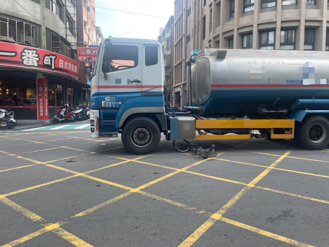 昨（21）日15时许，新北市三重区中正北路与三民街发生一起交通事故，27岁李姓男驾驶油罐车，与69岁黄姓女单车骑士发生擦撞，黄姓女骑士遭卷车底险送命。（图／警方提供）