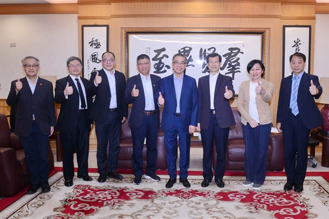 台湾有线宽频产业协会理事长郑俊卿、理监事及会员凯擘公司总经理王鸿绅、台湾数位光讯科技集团营运长纪乃维、台固媒体处长吴中志、天外天数位有线电视董事长周详人及协会秘书长彭淑芬等人，拜访刑事局感谢警方积极查缉。（翻摄照片／林郁平台北传真）