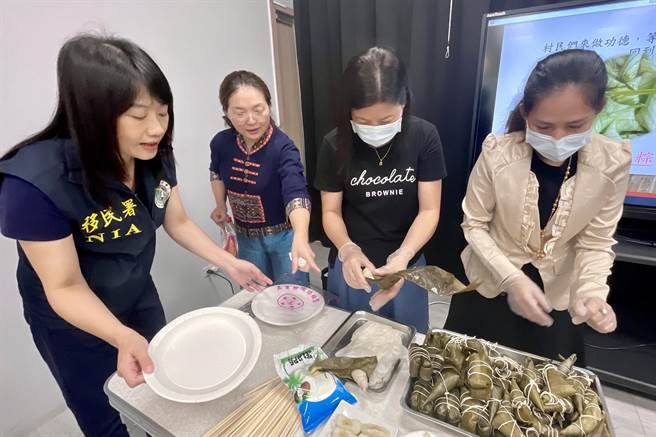 移民署新竹县服务站在端午佳节举办家庭教育暨多元文化活动，制作泰式等口味的粽子。（移民署新竹县服务站提供／罗浚滨新竹传真）