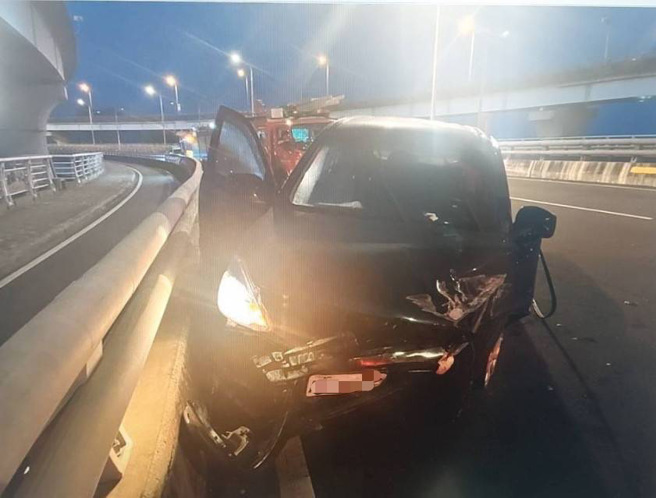 38歲林姓男駕駛自小客貨車沿新北環快往三重方向行駛，不明原因自撞護欄，導致車頭變形，駕駛受輕傷送醫。（圖／警方提供）