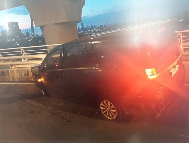 38歲林姓男駕駛自小客貨車沿新北環快往三重方向行駛，不明原因自撞護欄，導致車頭變形，駕駛受輕傷送醫。（圖／警方提供）