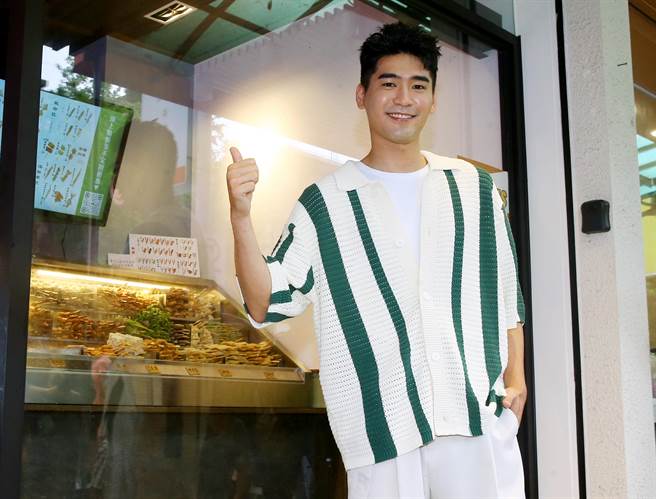 涂善存今担任串烧店一日店长。（粘耿豪摄）