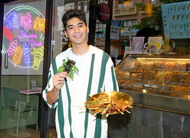 涂善存今担任串烧店一日店长。（粘耿豪摄）