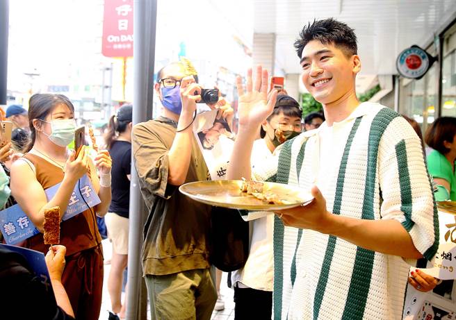 涂善存亲切和粉丝打招呼。（粘耿豪摄）