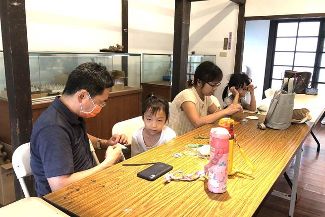 萧如松艺术园区在端午节办理制作香包活动，许多家长带着小朋友来参与。（萧如松艺术园区提供／罗浚滨新竹传真）