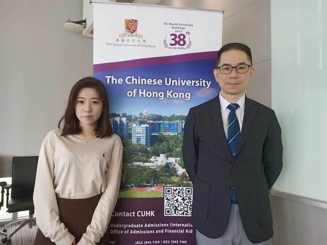 左起香港中文大学台生Amanda及香港中文大学入学及学生资助处处长王家彻。(简立欣摄)
