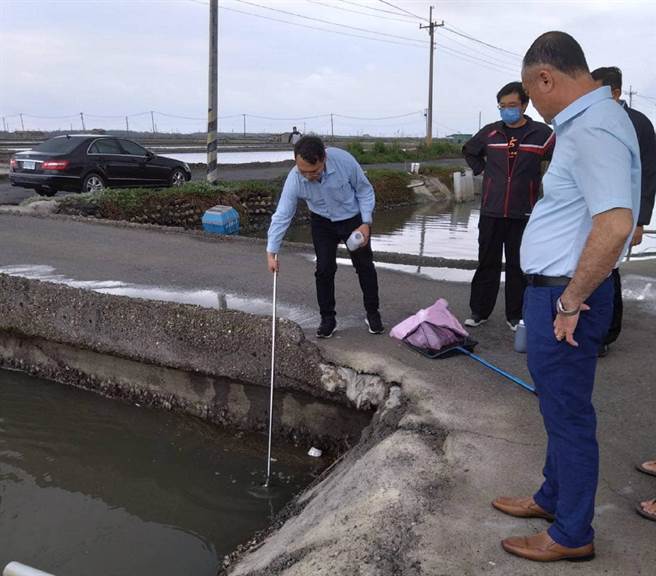雲林縣台西地區魚塭4月發現落塵，漁民至今未收到化驗通知急跳腳。（陳文求提供／張朝欣雲林傳真）
