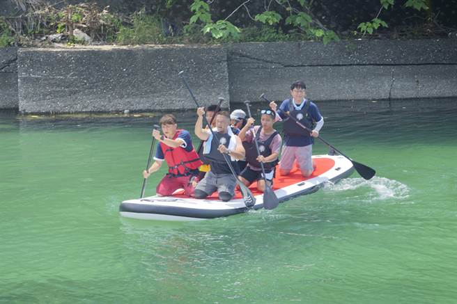 台東樂賞大武港活動今天展開，公所聯隊登場，地主大武鄉長黃建賓（左前）及縣議員陳政宗（右前）划得相當賣力。（台東縣體育會衝浪運動委員會提供／蔡旻妤台東傳真）