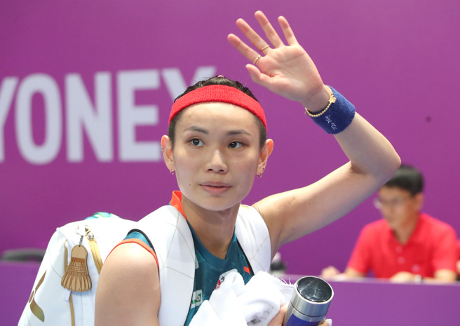 戴资颖挥手向球迷打招呼。（郑任南摄）