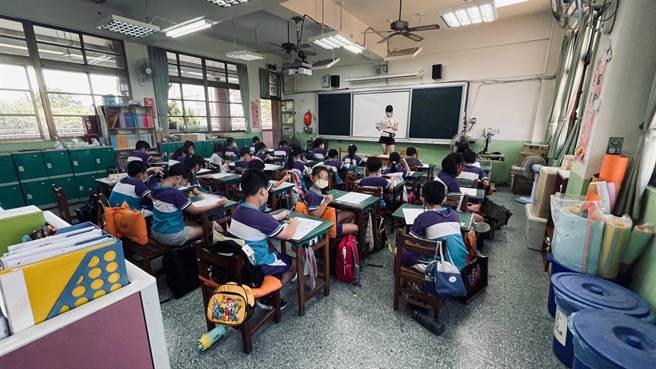 桃園市教育局總動員策畫科技、科普、生命品德、藝文等4大領域的暑期營隊，總計可提供逾3萬名學子參與。圖為學生上課示意圖。（桃園市教育局提供／陳夢茹桃園傳真）