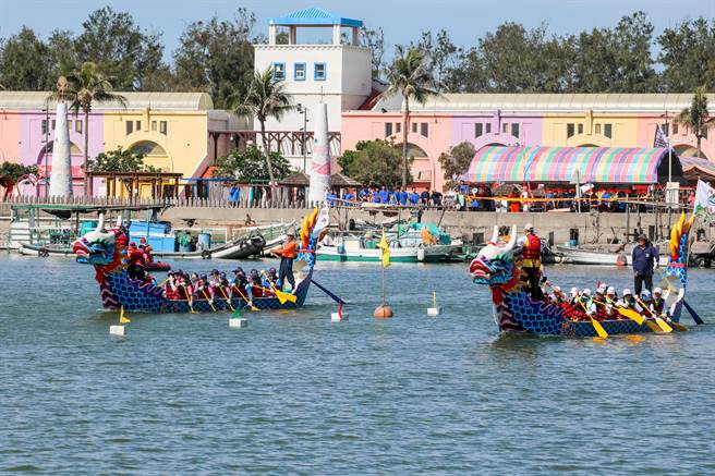 嘉义县东石龙舟赛迈入第37届，之前因疫情停办3年，今天端午节復办，总奖金50万吸引34队报名。（吕妍庭摄）