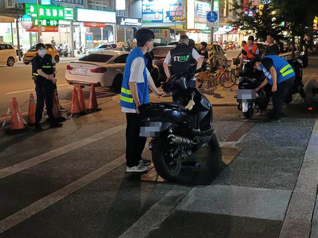 端午连续假期前夕，桃园警分局21日20至23时，与环境保护局及桃园监理站合作，在桃园市立同德国中前设置噪音检测站，强力执行「静桃专案」勤务。（警方提供）