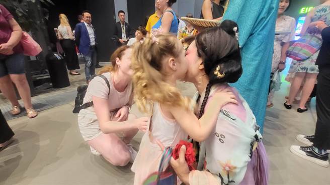 烏克蘭小女孩和她最喜歡的演員道別。（李欣恬攝）