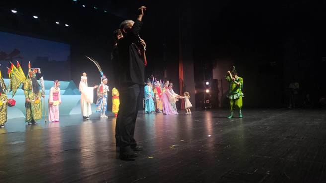 紙風車劇團於匈牙利當地時間21日晚間演出最後一場《哪吒鬧龍宮》，席間有多位在匈牙利的烏克蘭難民一同欣賞，演出完畢，一名烏克蘭小女孩情不自禁走上舞台，擁抱她最喜歡的演員。（李欣恬攝）